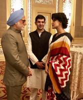 THE ACCIDENTAL PRIME MINISTER, FROM LEFT: ANUPAM KHER AS MANMOHAN SINGH, ARJUN MATHUR AS RAHUL GANDHI, AAHANA KUMRA AS PRIYANKA GANDHI, 2019. © RISING STAR ENTERTAINMENT