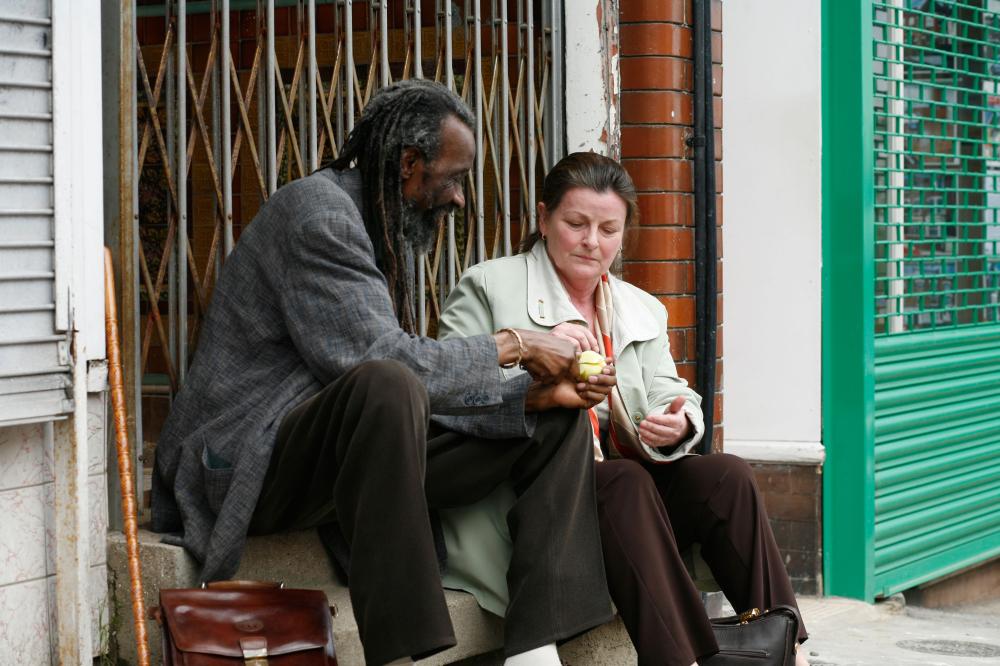 LONDON RIVER, from left: Sotigui Kouyate, Brenda Blethyn, 2009. ©ABC Distribution
