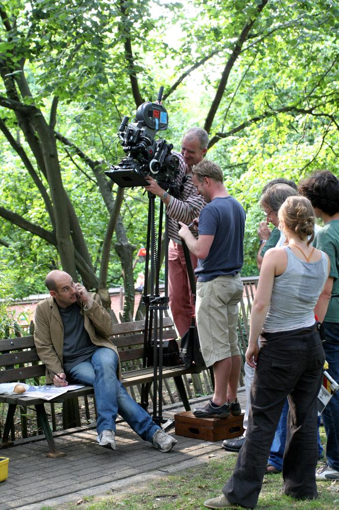 LA FACE CACHEE, director Bernard Campan (left), cinematographer Matthieu Poirot-Delpech (standing, top), on set, 2007. ©Wild Bunch Distribution