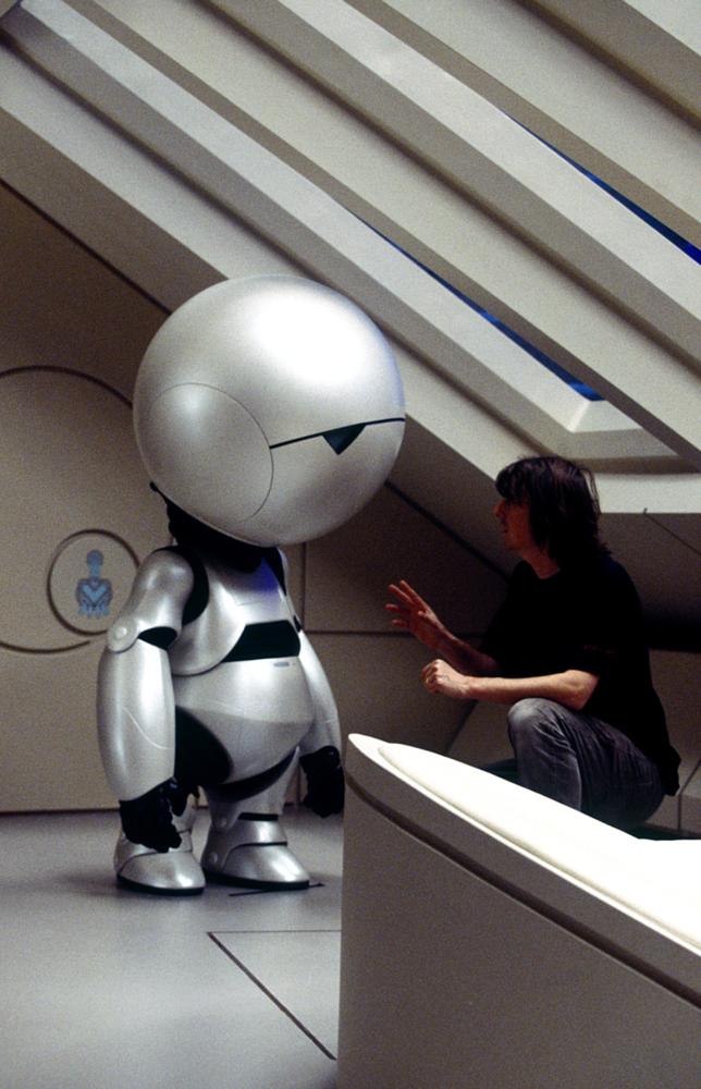 THE HITCHHIKER'S GUIDE TO THE GALAXY, Warwick Davis as Marvin the Paranoid Android, director Garth Jennings on set, 2005, (c) Touchstone