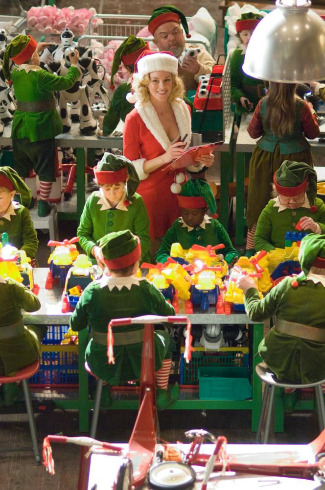 FRED CLAUS, Elizabeth Banks (back center), 2007. ©Warner Bros.