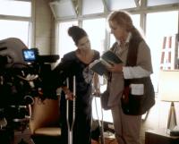 28 DAYS, Sandra Bullock, director Betty Thomas, on set, 2000. ©Columbia Pictures
