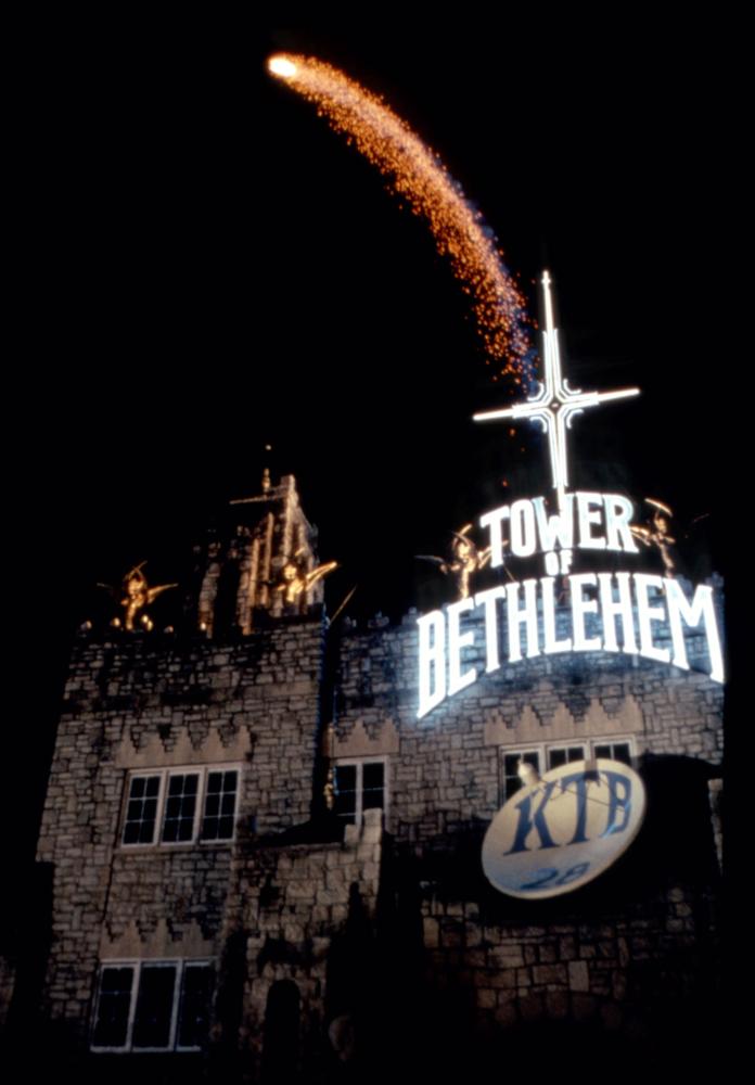 PASS THE AMMO, headquarters of the television evangelist, 1988. ©New Century Vista Film
