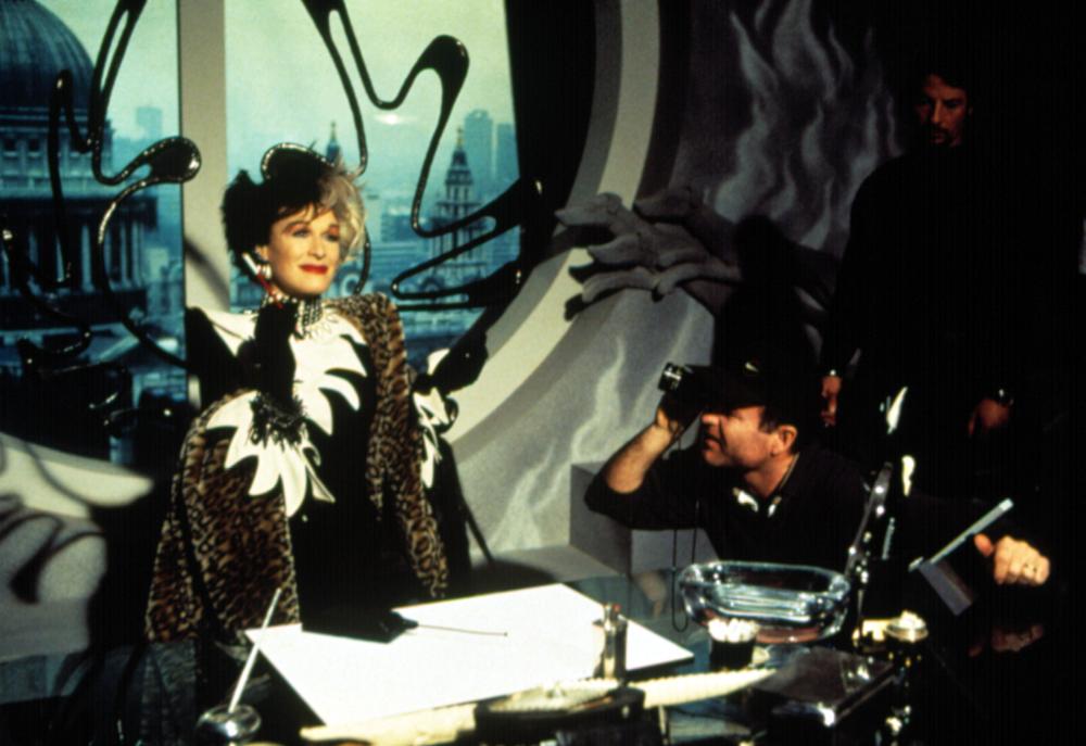 101 DALMATIANS, (aka ONE HUNDRED AND ONE DALMATIANS), Glenn Close, director Stephen Herek on the set, 1996