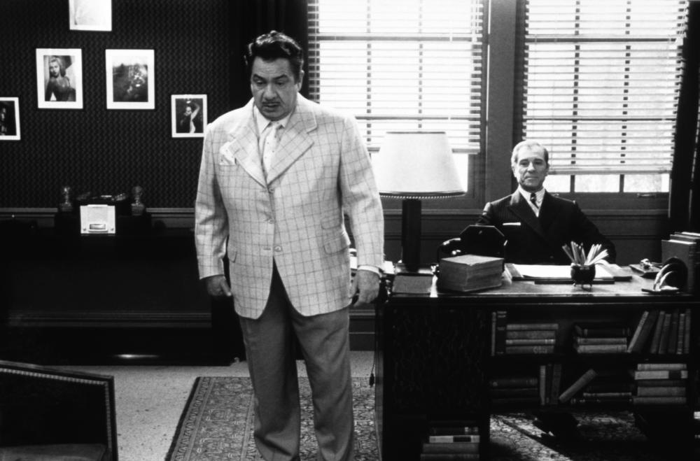 I HATE ACTORS, (aka JE HAIS LES ACTEURS), Michel Galabru (standing), Jean Poiret, 1986, © Galazy International