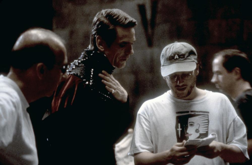 DUNGEONS & DRAGONS, Jeremy Irons and director Courtney Solomon, 2000, (c) New Line