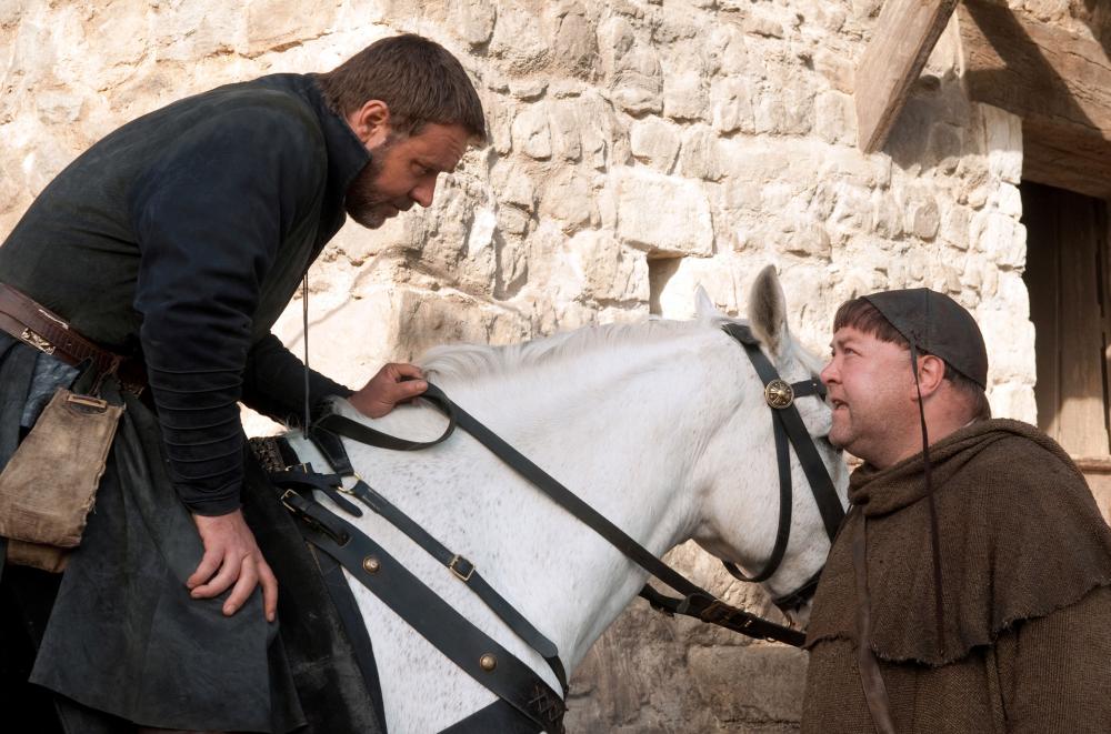 ROBIN HOOD, from left: Russell Crowe, Mark Addy, 2010. ©Universal