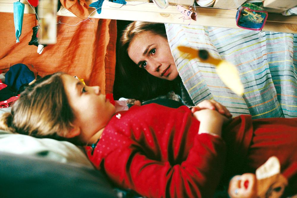 THE GIRAFFE'S NECK, (aka LE COU DE LA GIRAFE), Louisa Pili, Sandrine Bonnaire, 2004, ©UGC-Fox Distribution
