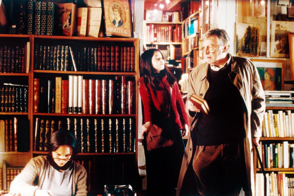 THE GIRAFFE'S NECK, (aka LE COU DE LA GIRAFE), Louisa Pili (center, in red), Claude Rich (right), 2004, ©UGC-Fox Distribution