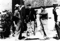 JOUR DE FETE, Jacques Tati (second from left), 1949