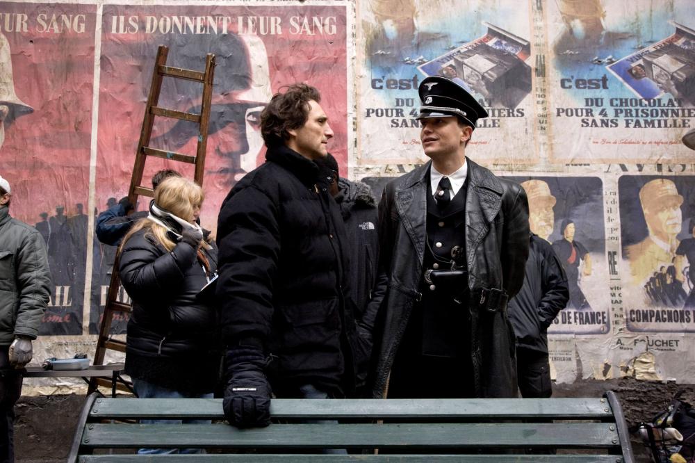 INGLOURIOUS BASTERDS, producer Lawrence Bender (front left), on set, 2009. Ph: Francois Duhamel/©Weinstein Company