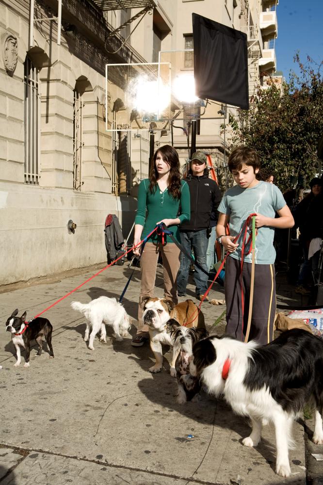 HOTEL FOR DOGS, foreground from left: Emma Roberts, Jake T. Austin, on set, 2008. ©DreamWorks