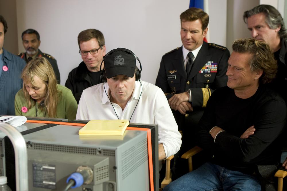 G.I. JOE: THE RISE OF COBRA, producer Bob Ducsay (eyeglasses), director Stephen Sommers (white shirt), Dennis Quaid (military uniform), cinematographer Mitchell Amundsen (front right), producer David Womark (right), on set, 2009. Ph: Frank Masi/©Paramount