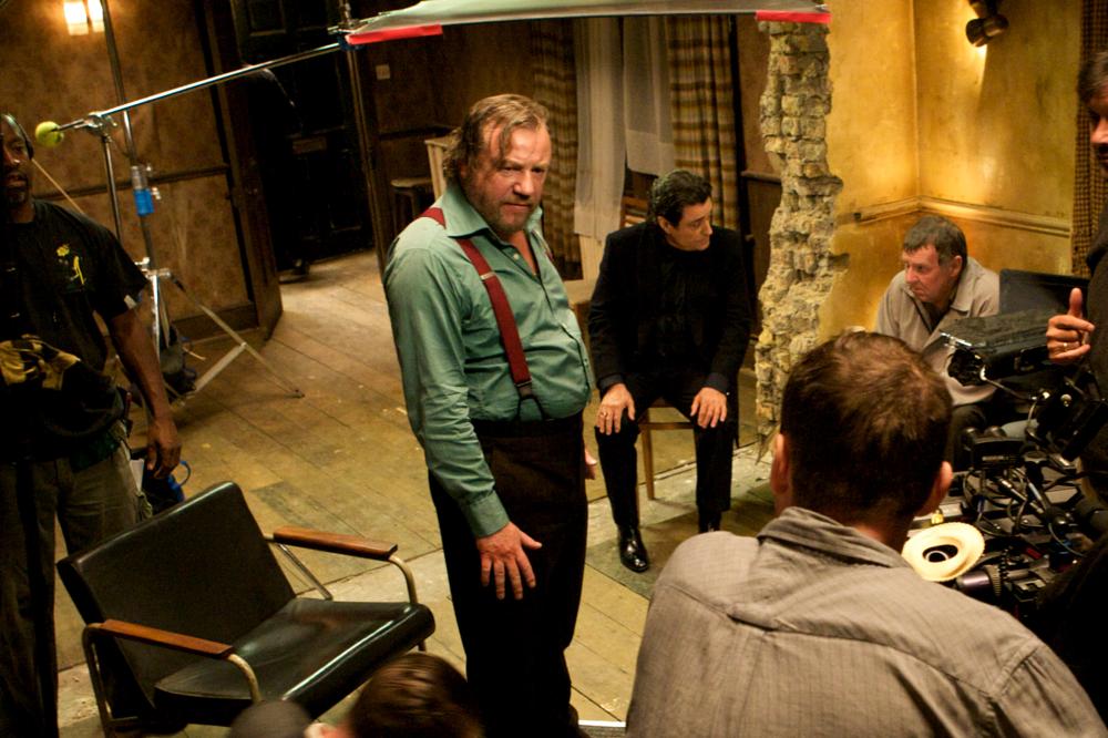 44 INCH CHEST, Ray Winstone (suspenders), Ian McShane (in black), Tom Wilkinson (back right), on set, 2009. ©Image Entertainment
