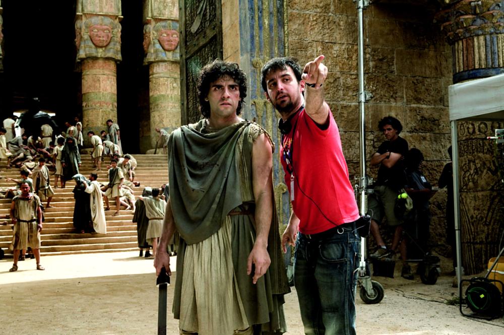 AGORA, from left: Oscar Isaac, director Alejandro Amenabar, on set, 2009. ph: Teresa Isasi/©Newmarket Films
