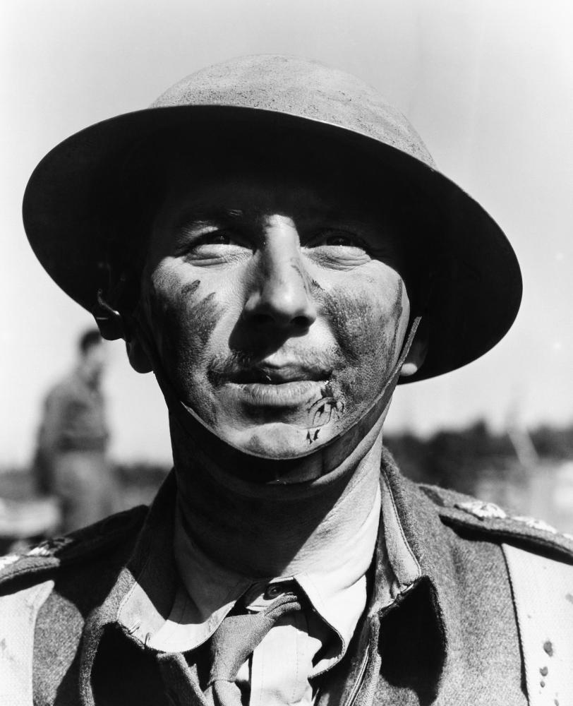 COMMANDOS STRIKE AT DAWN, Robert Coote, 1942