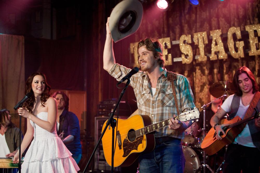 COUNTRY STRONG, Leighton Meester (left), Garrett Hedlund (with hat), 2010. Ph: Scott Garfield/©Screen Gems
