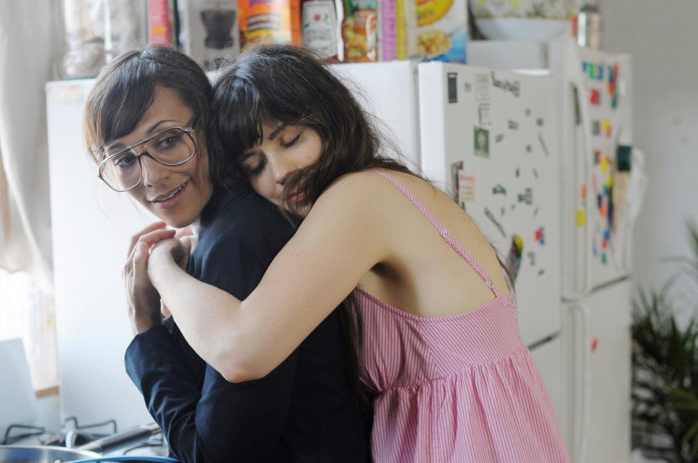 OUR IDIOT BROTHER, (aka MY IDIOT BROTHER), from left: Rashida Jones, Zooey Deschanel, 2011. ph: Nicole Rivelli/©Weinstein Company