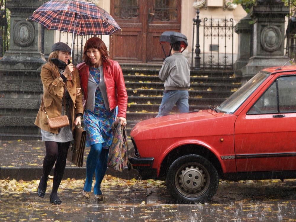 THE WOMAN WITH A BROKEN NOSE, (aka BELGRAD RADIO TAXI, aka ZENA SA SLOMLJENIM NOSEM), from left: Anica Dobra, Branka Katic, 2010. ©Farbfilm-Verleih