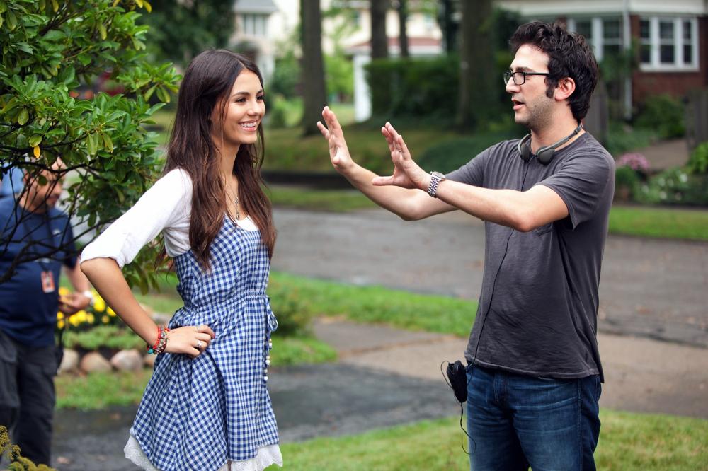FUN SIZE, from left: Victoria Justice, director Josh Schwartz, on set, 2012. ph: Jamie Trueblood/©Paramount
