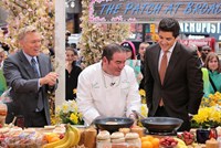Good Morning America, Sam Champion (L), Emeril Lagasse (C), Josh Elliott (R), 11/03/1975, ©ABC