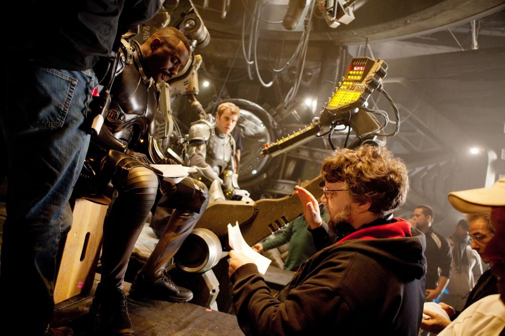 PACIFIC RIM, from left: Idris Elba, Rob Kazinsky, director Guillermo del Toro, on set, 2013. ph: Kerry Hayes/©Warner Bros. Pictures