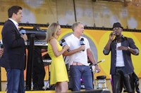 Good Morning America, from left: Josh Elliott, Amy Robach, Sam Champion, Ne-Yo, 11/03/1975, ©ABC