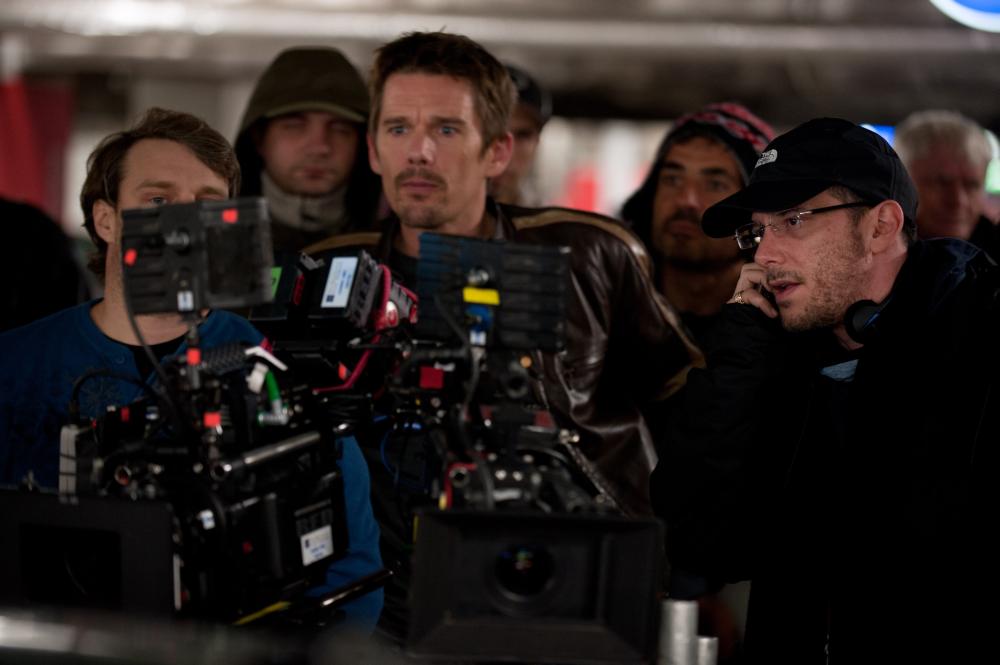 GETAWAY, Ethan Hawke (center), director Courtney Solomon (right), on set, 2013. ph: Simon Varsano/©Warner Bros. Pictures