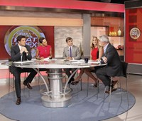 Good Morning America, from left: Josh Elliott, Robin Roberts, George Stephanopoulos, Lara Spencer, Larry Hackett, 11/03/1975, ©ABC
