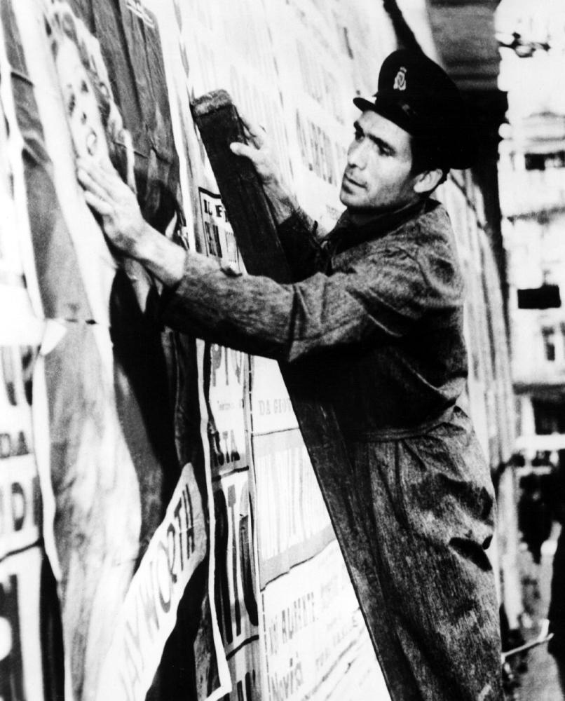 THE BICYCLE THIEF, (aka LADRI DI BICICLETTE, aka BICYCLE THIEVES), Lamberto Maggiorani, 1948.