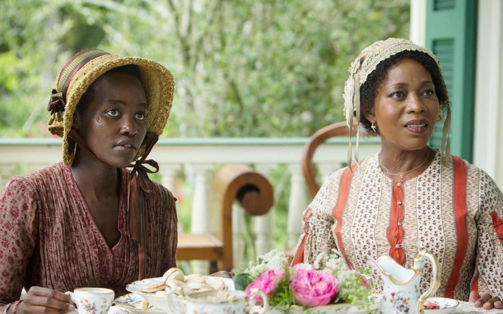 12 YEARS A SLAVE, l-r: Lupita Nyong'o, Alfre Woodard, 2013, ph: Jaap Buitendijk/TM and Copyright ©Fox Searchlight Pictures. All rights reserved.
