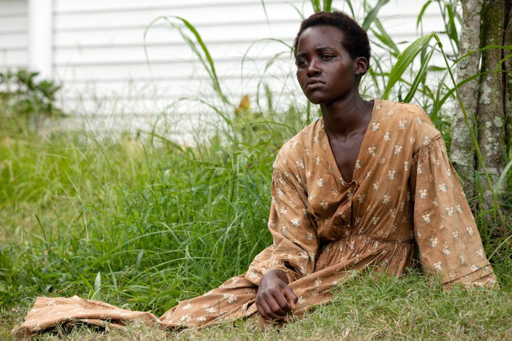12 YEARS A SLAVE, Lupita Nyong'o, 2013. ph: Francois Duhamel/TM and Copyright ©Fox Searchlight Pictures. All rights reserved.