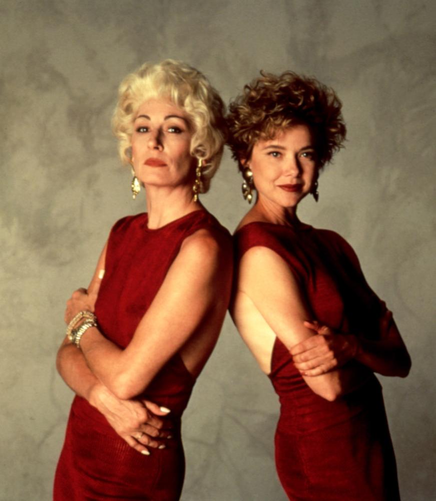 GRIFTERS, THE, Angelica Huston, Annette Bening, 1990, in red dresses