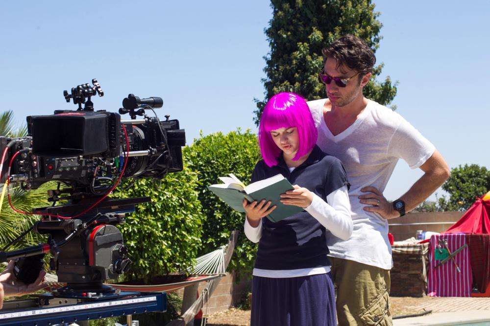 WISH I WAS HERE, from left: Joey King, director Zach Braff, on set, 2014. ph: Merie Weismiller Wallace/©Focus Features