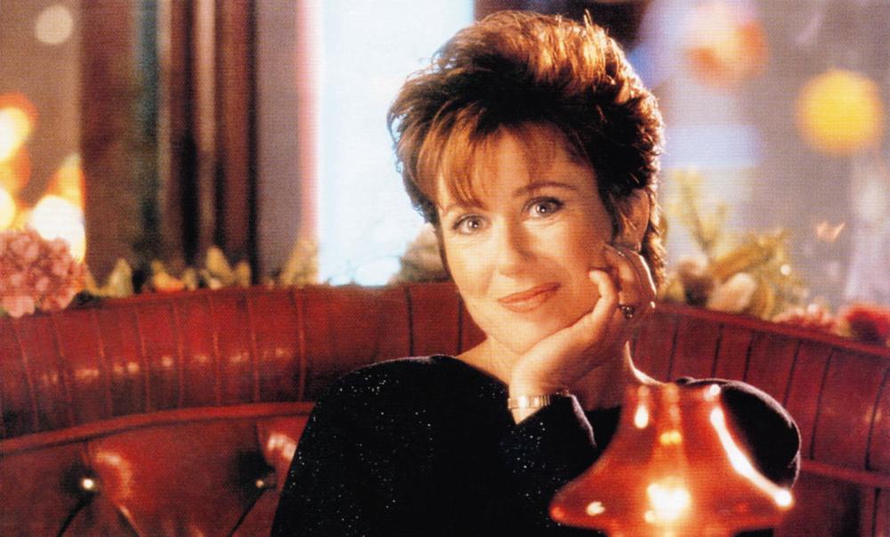Films Et Séries Tv Avec Mary Mcdonnell Cineplex.com | Sneakers