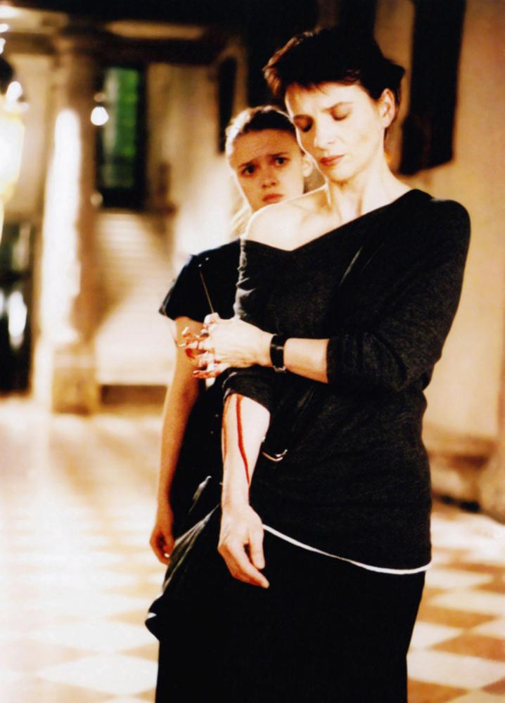 A FEW DAYS IN SEPTEMBER, (aka QUELQUES JOURS EN SEPTEMBRE), Juliette Binoche (front), Sara Forestier, 2006, © Weinstein Company